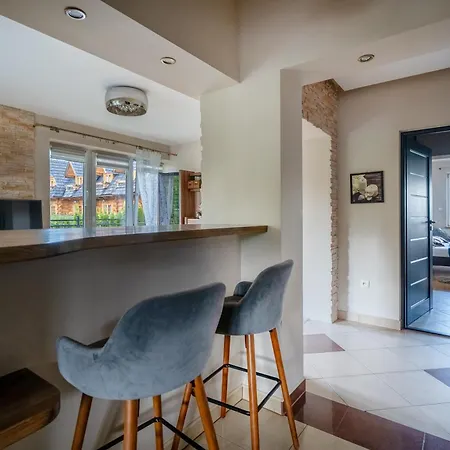 Broniewskiego - Bed and Breakfast 3*
