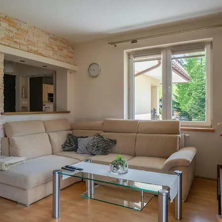 Broniewskiego - 3*