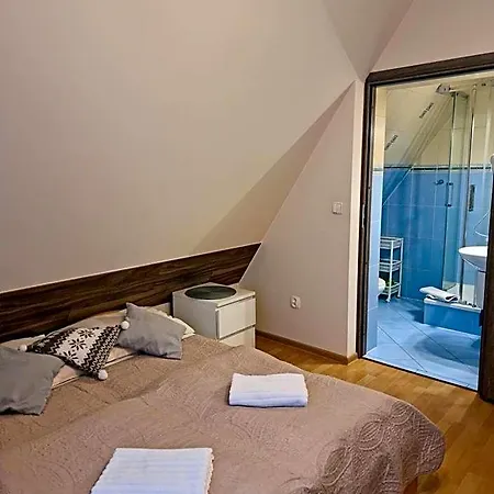 Broniewskiego - Bed and Breakfast 3*