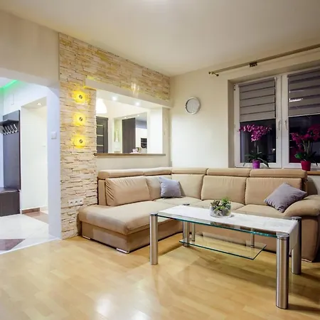 Broniewskiego - Отель типа 